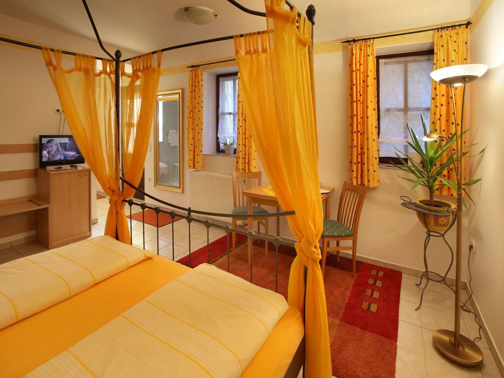 Worners Schloss Weingut & Wellness-Hotel Prichsenstadt Esterno foto